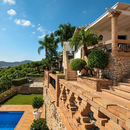 Villa Viewpoint: Private Pool Sleeps 6 Views